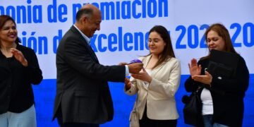 Entrega Gobierno vehículo a ganadora del programa “Generación de excelencia 2025”