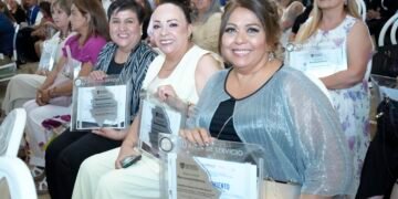 Reconocen a docentes federalizados con 30 y 40 años de servicio en Juárez