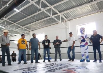 Celebran el Día del Niño con función de lucha libre en el seccional de El Charco