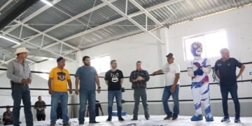 Celebran el Día del Niño con función de lucha libre en el seccional de El Charco