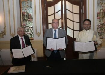 Recibe la UACH a líder humanitario de la India