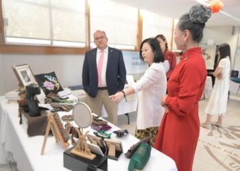 Recibe UACH exposición itinerante de bordado chino «Voces Bordadas»