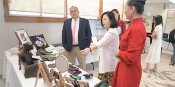 Recibe UACH exposición itinerante de bordado chino «Voces Bordadas»