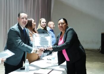 Guachochi rinde homenaje a docentes por su trayectoria de 30 y 40 años