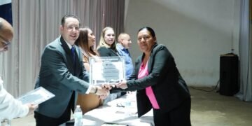 Guachochi rinde homenaje a docentes por su trayectoria de 30 y 40 años