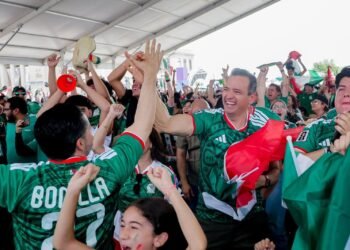 Acompaña Marco Bonilla a aficionados en triunfo de México 2-0 ante Sudáfrica