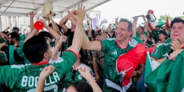 Acompaña Marco Bonilla a aficionados en triunfo de México 2-0 ante Sudáfrica