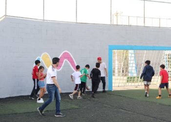 Marco Bonilla lleva el programa «Manos a la cancha» en Villa Juárez