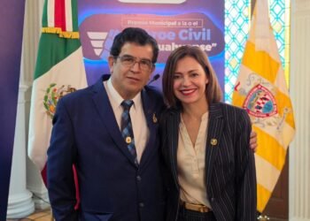 Entregan premio a Roberto García Acosta