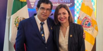 Entregan premio a Roberto García Acosta