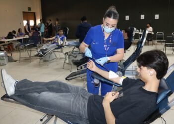 Estudiantes universitarios donan sangre