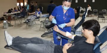Estudiantes universitarios donan sangre