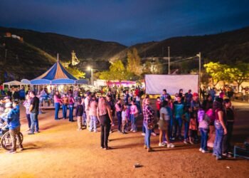 Disfrutan cientos de ciudadanos del festival minero en la localidad de Santo Domingo