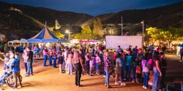 Disfrutan cientos de ciudadanos del festival minero en la localidad de Santo Domingo