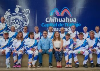 Entregan uniformes a equipo de Chihuahua que va a Nacional Máster de Atletismo
