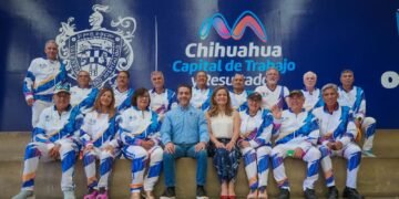 Entregan uniformes a equipo de Chihuahua que va a Nacional Máster de Atletismo