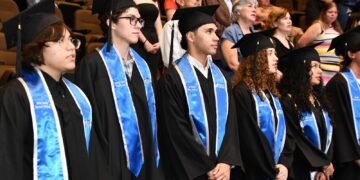 Egresa la primera generación de la academia de matemáticas y ciencias