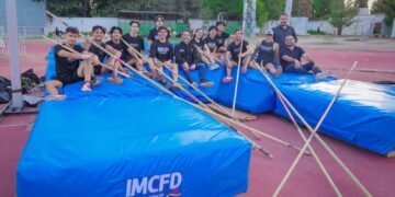 Cumple Marco Bonilla con atletas, entrega zona de caída para salto con garrocha