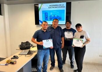 Capacita UT Paso del Norte a personal académico del Cecytech 14 en electromovilidad