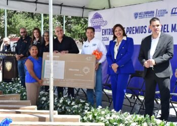 Entregan gobierno del estado y Sección 8 premios del sorteo por día del maestro