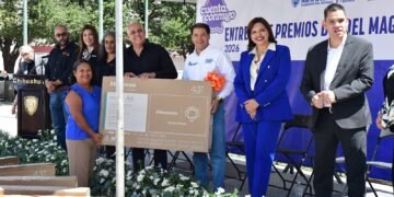 Entregan gobierno del estado y Sección 8 premios del sorteo por día del maestro
