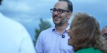 Doble jornada de Jorge Soto, plantan 40 árboles y donan aire acondicionado