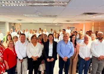 Entregan bonos de recuperación y por día del docente a pensionados y jubilados