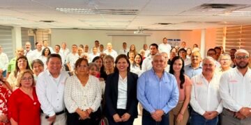Entregan bonos de recuperación y por día del docente a pensionados y jubilados de la sección octava
