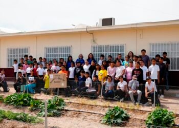 Estudiantes de la primaria Socorro Rodríguez desafían el desierto con proyecto de huerto escolar