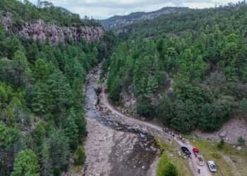 Familias recorren paisajes de la sierra en cabalgata Guachochi–Tónachi