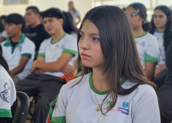 Gradúan 32 estudiantes del Cecytech en liderazgo juvenil, entregaron reconocimientos