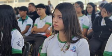 Gradúan 32 estudiantes del Cecytech en liderazgo juvenil, entregaron reconocimientos