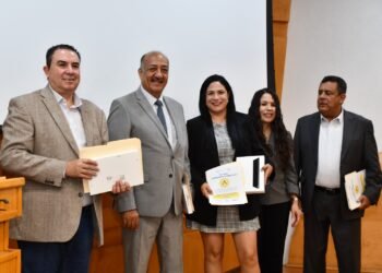 Entregan incentivos a docentes que participaron en el programa Supérate