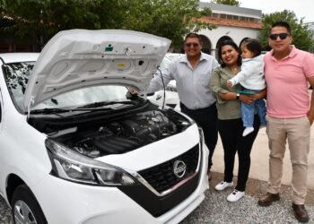 Entregan SEyD y Sección 42 vehículos a ganadores del sorteo del día del maestro