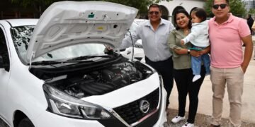 Entregan SEyD y Sección 42 vehículos a ganadores del sorteo del día del maestro