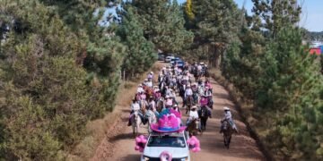 Concientiza municipio de Guachochi cáncer de mama con cabalgata rosa en la sierra