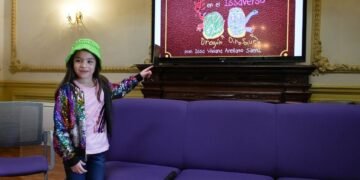 Niña de 8 años presenta libro en la UACH, dragonas y dinosaurios que habla sobre feminicidios