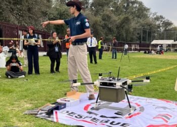 Estudiantes demuestran sus habilidades para crear drones en semana mundial del espacio