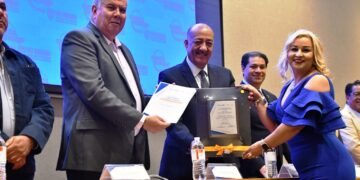 Entrega Educación estímulos por antigüedad a 437 trabajadores del subsistema estatal