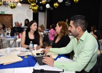 Capacitan a familias para acompañar a estudiantes con aptitudes sobresalientes